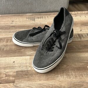 Men’s grey sneakers